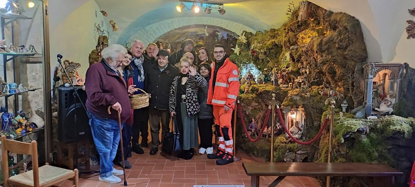 Visitatori davanti al grande presepe nel Museo