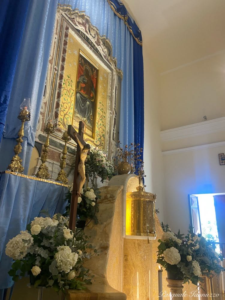 Il Crocifisso nell'interno della chiesa