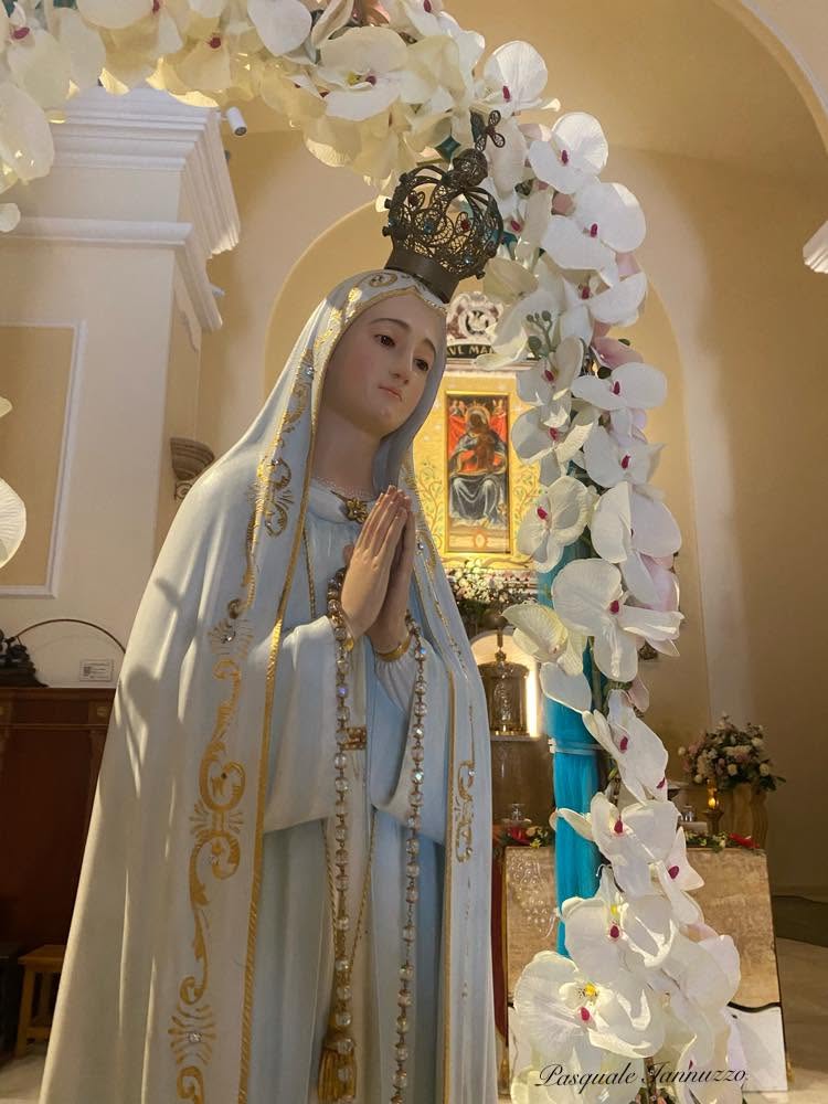 Statua della Madonna incoronata con orchidee