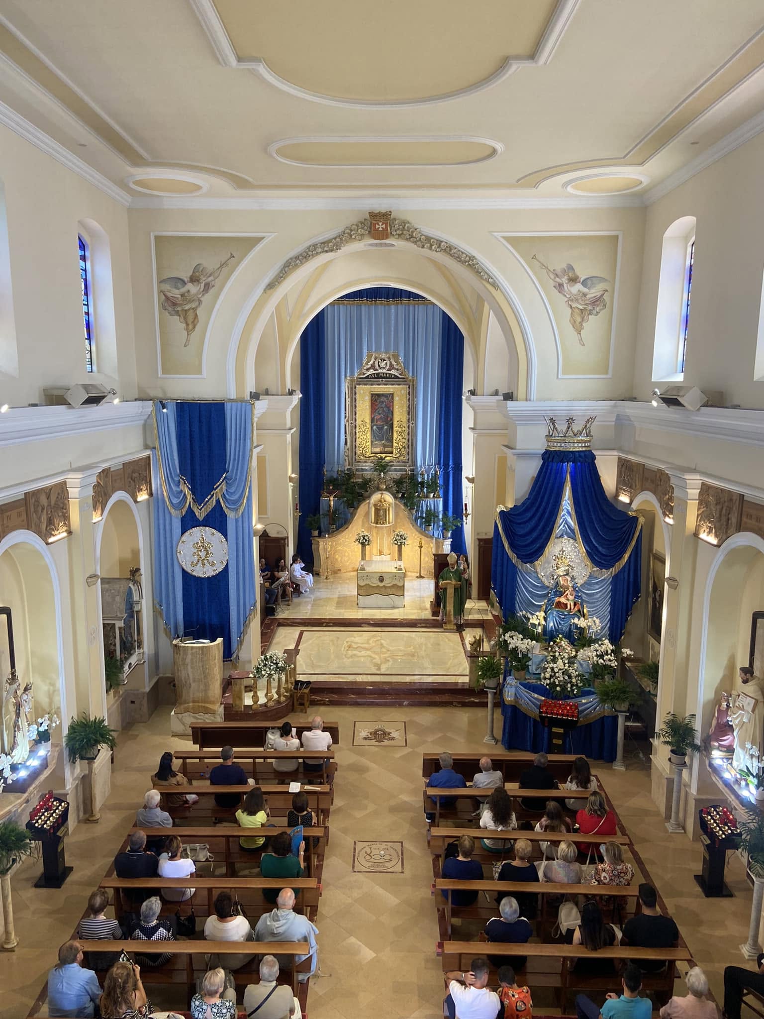 Prima Comunione con famiglie e quadro della Madonna